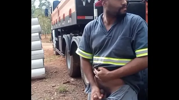 HD Worker Masturbating on Construction Site Hidden Behind the Company Truck melhores vídeos