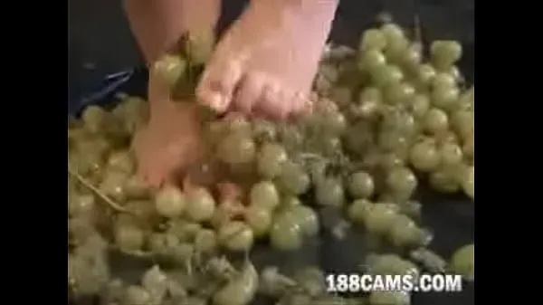 HD FF24 BBW crushes grapes part 2 i migliori video