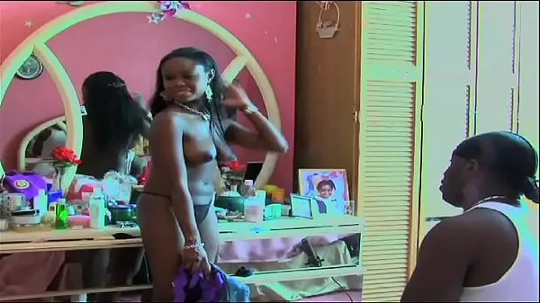 HD big titted ebony actress walks around naked on moive set at end of video legnépszerűbb videók