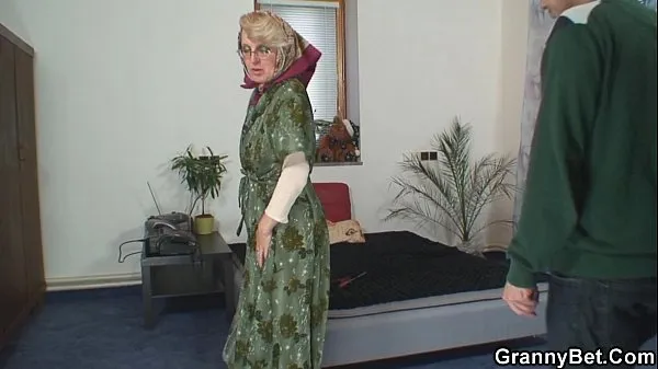 HD Lonely old grandma pleases an young guy en iyi Videolar